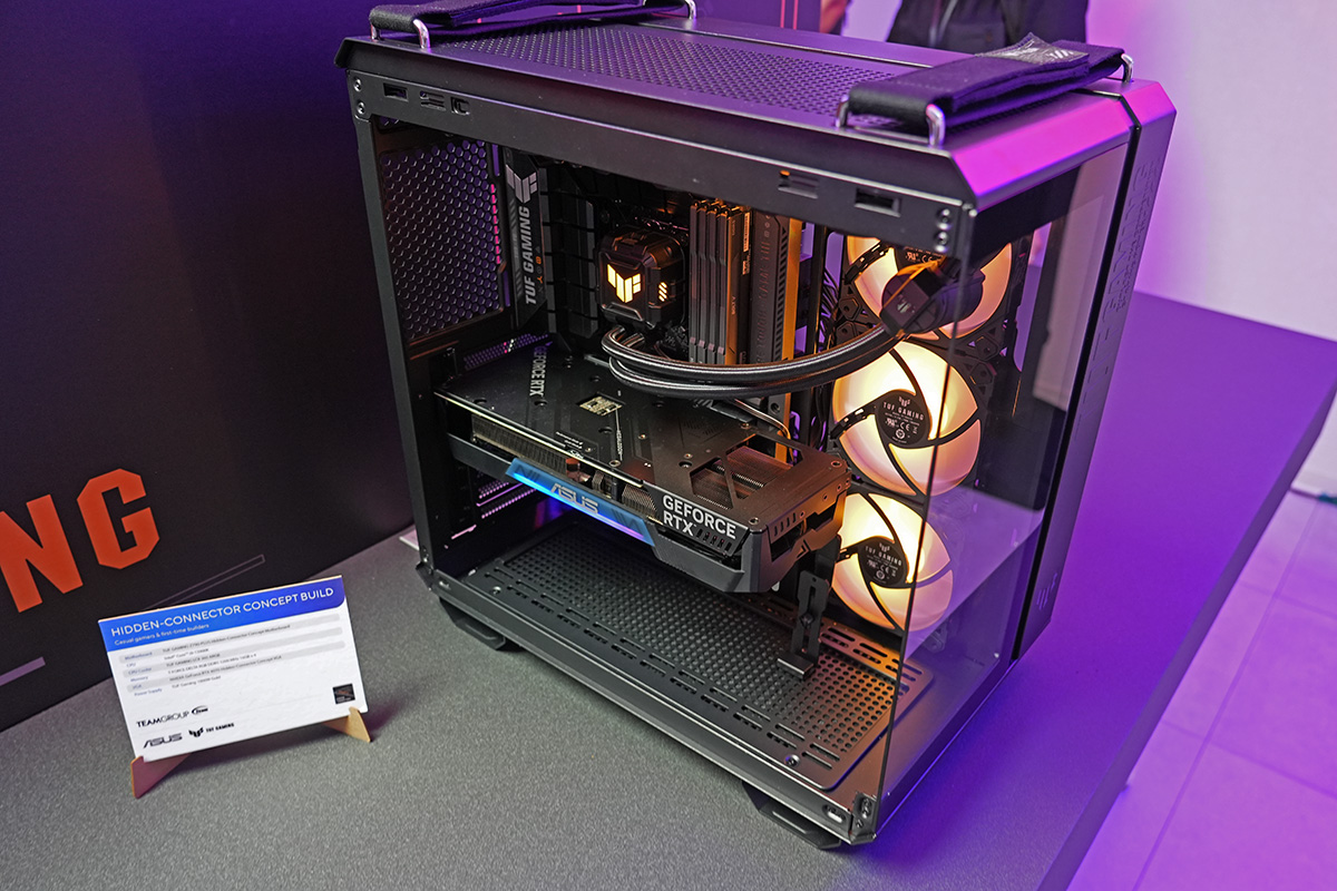 前面コネクタレスのコンセプトモデルのデモPCも展示されていた。