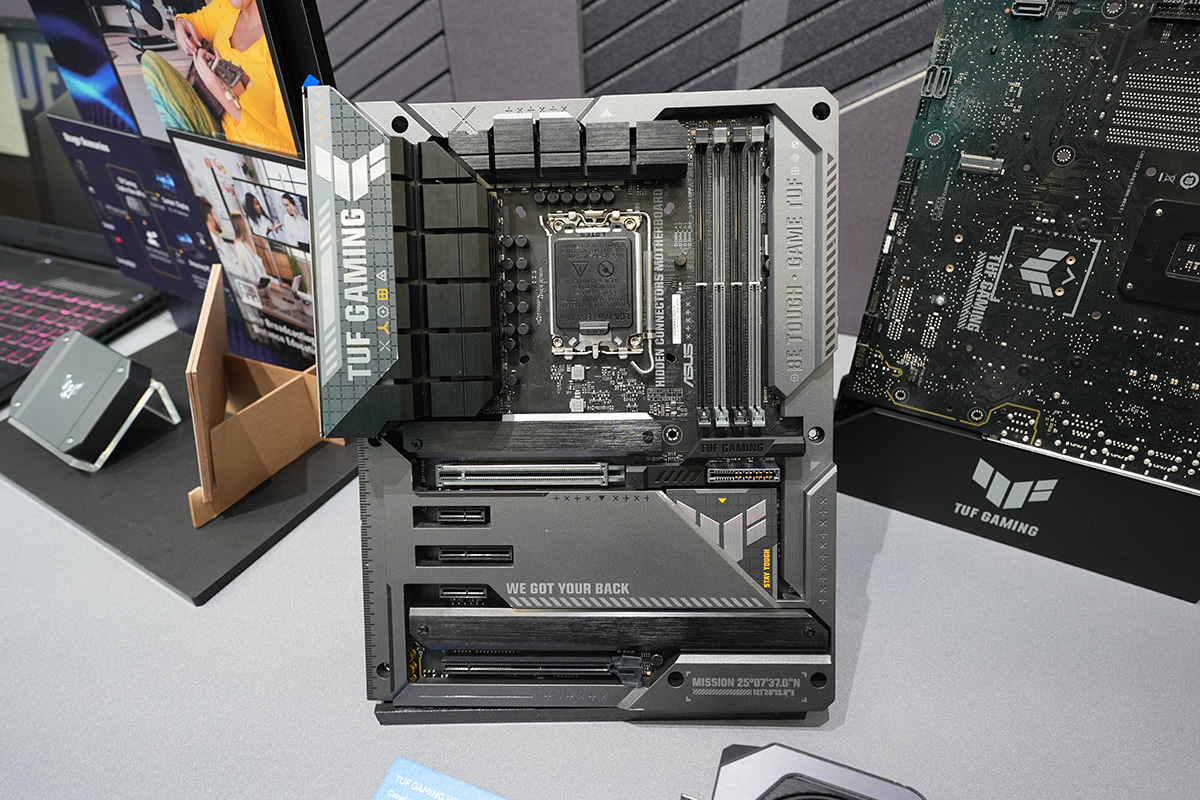 接続端子類が背面側にあるマザーボードのコンセプトモデル。