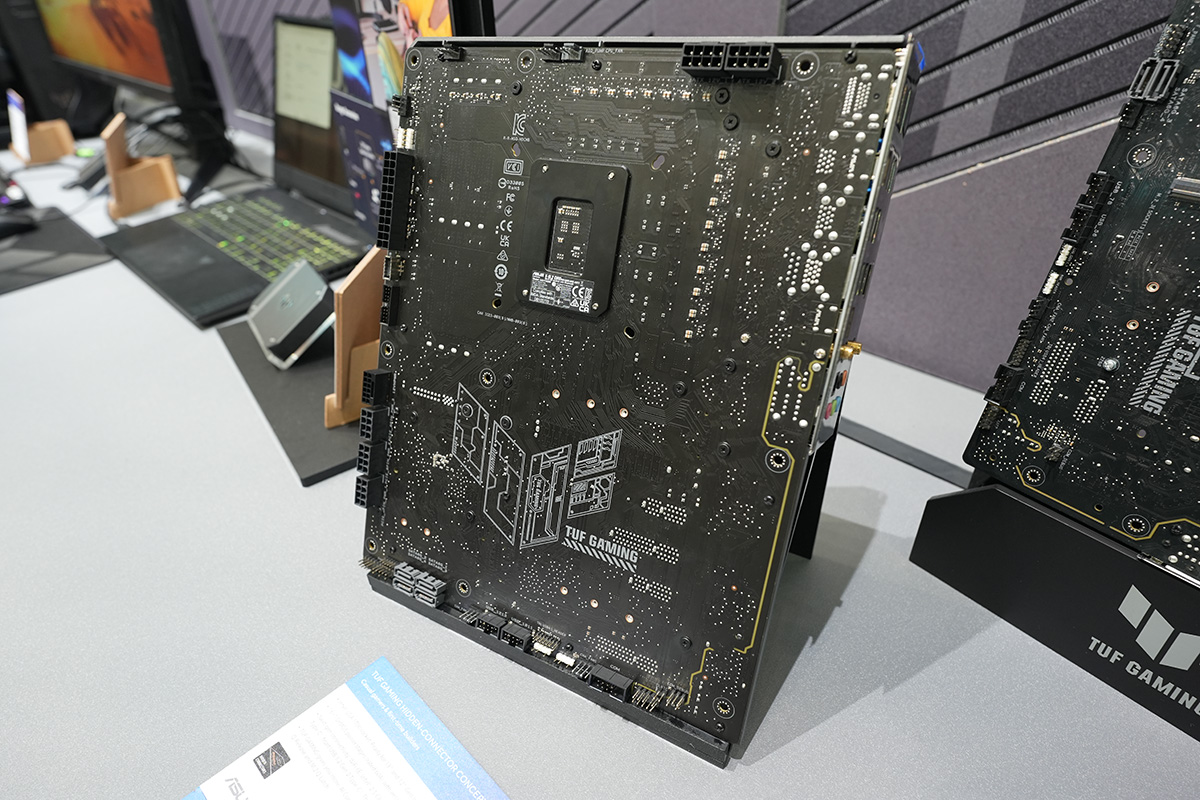 電源やUSBなどケーブルを接続する端子は全て基板の背面側に搭載。