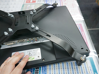 VESA非対応モニターをアームに取り付けられるアクセサリー - AKIBA PC
