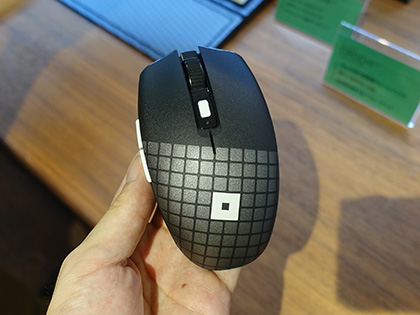 Razer × Robloxコラボのゲーミングデバイスが3製品、白と黒のツートン