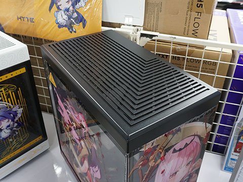 VTuber「森カリオペ」× HYTEコラボのPCケース「Y40 Mori Calliope