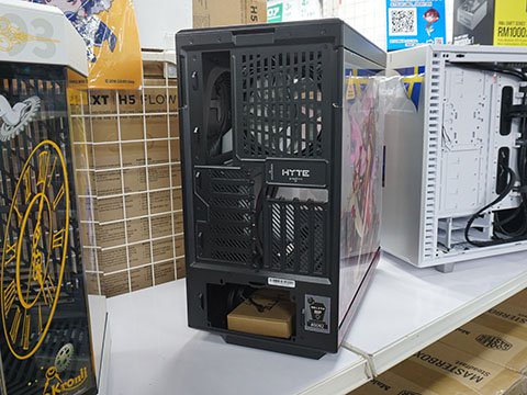 VTuber「森カリオペ」× HYTEコラボのPCケース「Y40 Mori Calliope