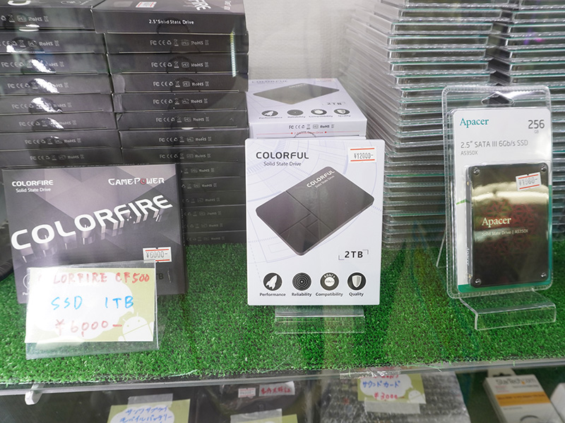 左から「COLORFIRE CF500 1TB」「COLORFUL Solid State Drive 2TB」「Apecer AS350X 256GB」