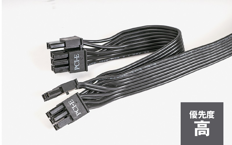 PCI Express端子の数は電源の出力に比例して増える傾向にある。あらかじめビデオカード側の仕様を調べて必要な数のコネクタがあるか要確認