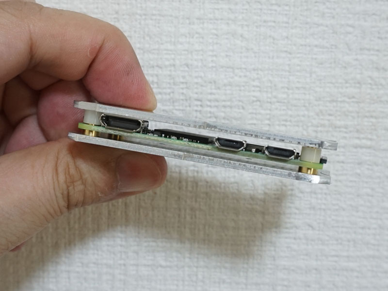 付属のケースを取り付けた状態