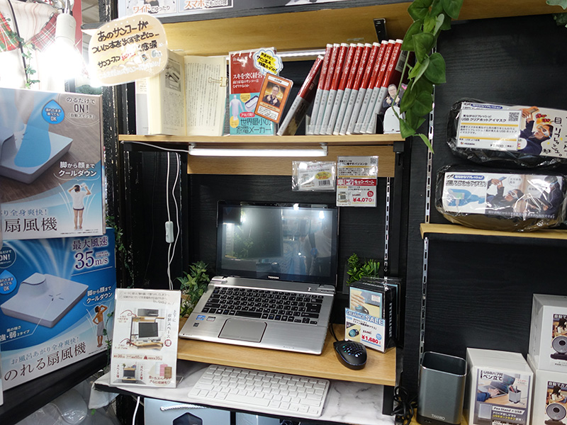 「収納スペースを上下に増やすパソコン台」