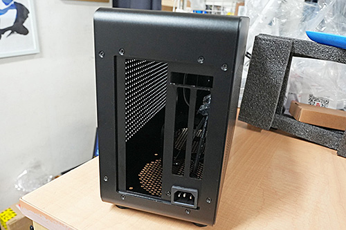 ユニボディ筐体のMini-ITXケース「GEEEK G1 SE」の新リビジョン