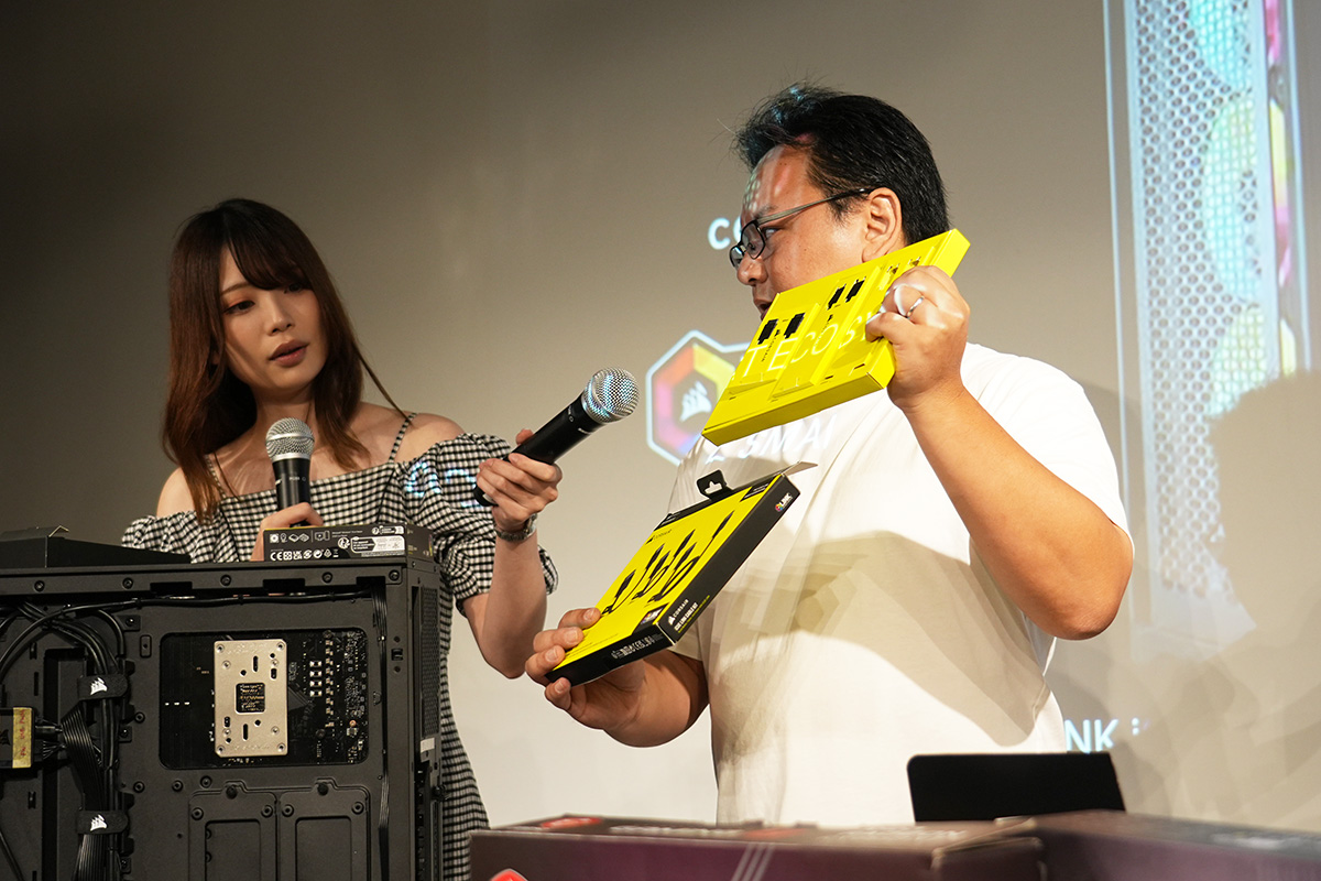 製品を紹介しながらPC組み立てを実演。