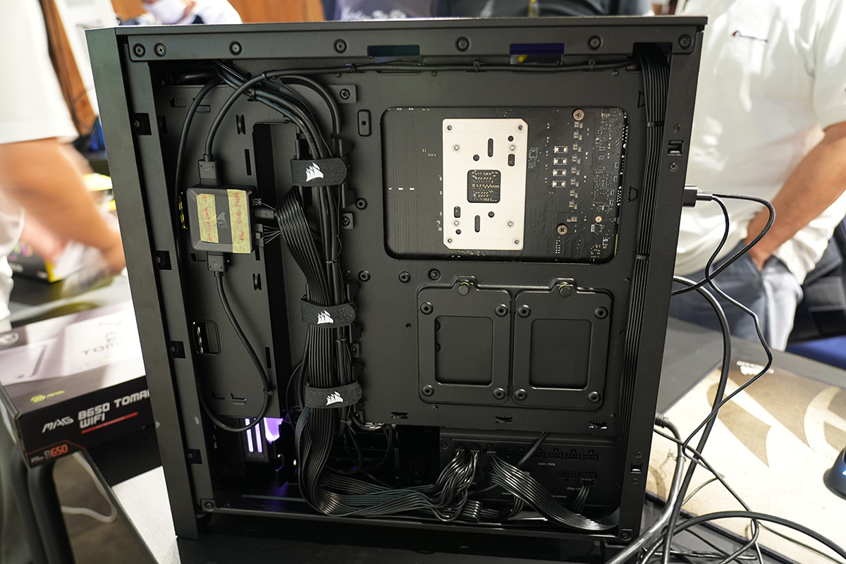 完成したPCの背面。ファンやイルミネーション対応機器が多くても綺麗にまとめやすいことがわかる。