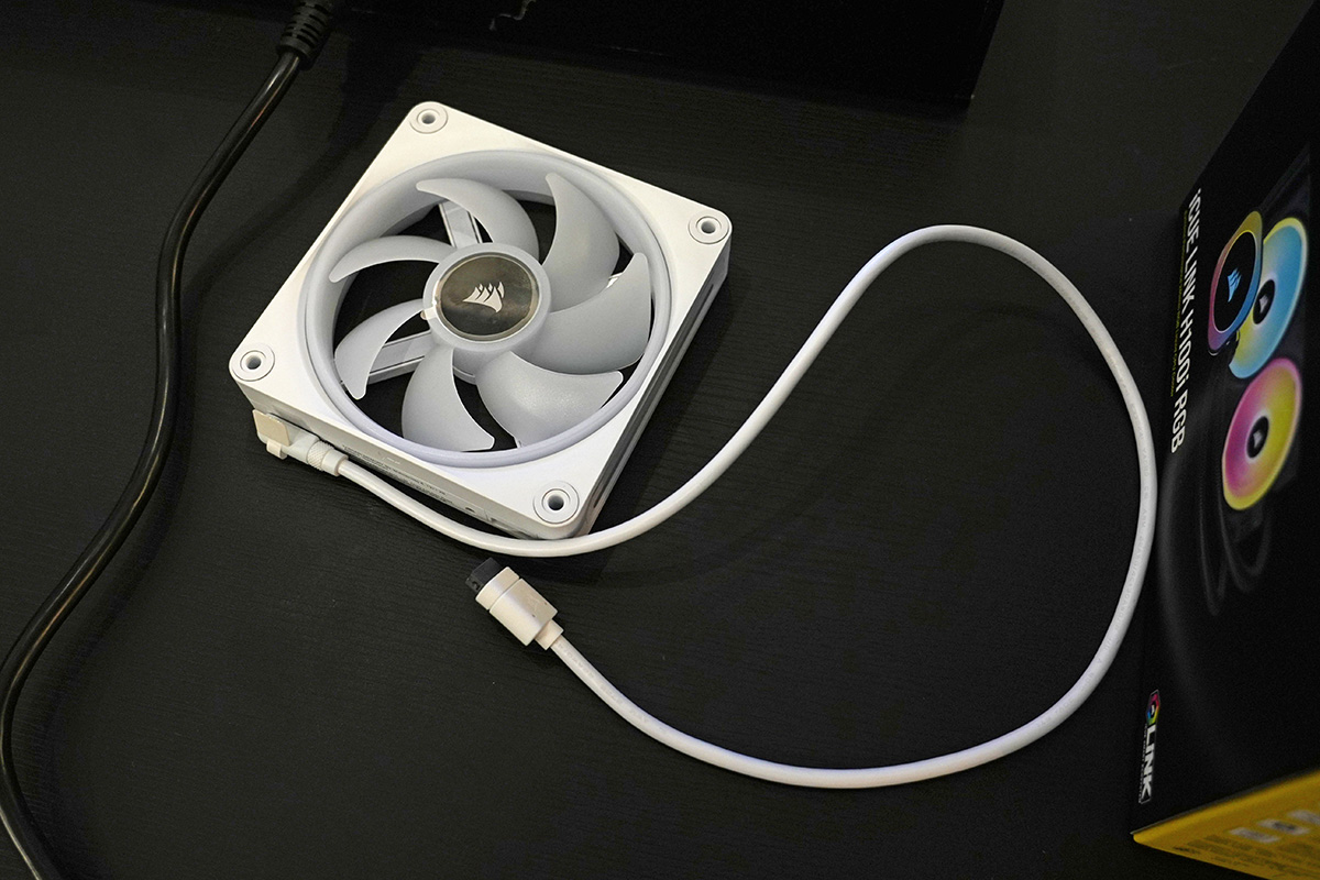 対応する水冷クーラーやファンはブラックとホワイトの2色展開。