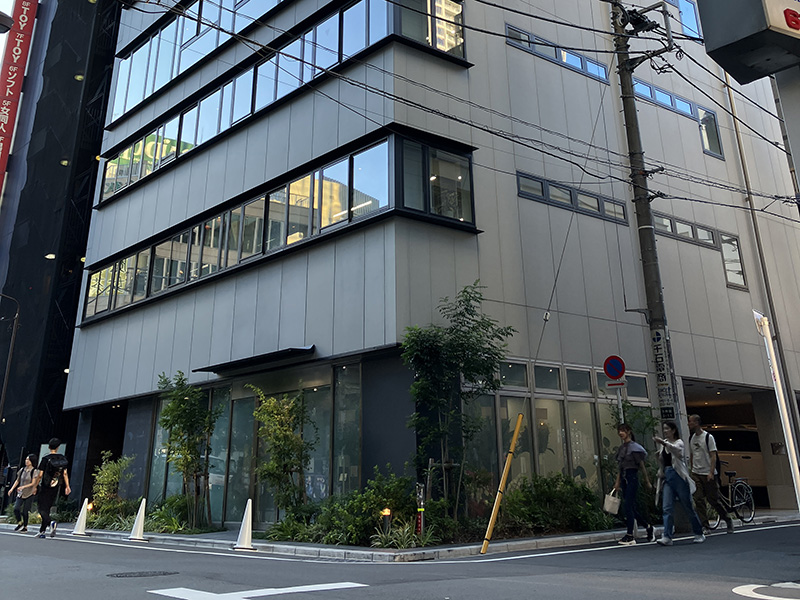 ニッピンビル跡地の1階に「<a href="https://akiba-mobile.co.jp/index.html" class="deliver_inner_content i">アキモバ！</a>」がオープン