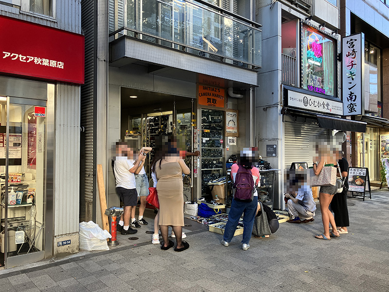 末広町駅近く、中央通り増で営業しているカメラショップに集まる外国人観光客