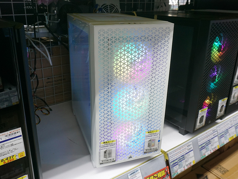 写真のモデルは「3000D RGB Tempered Glass」