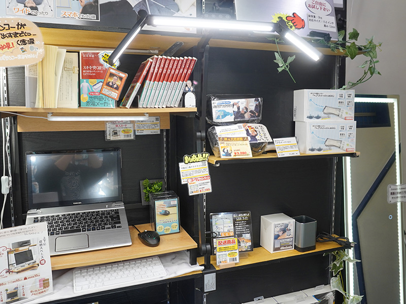 「どこでも照らす可変式3面デスクライト」