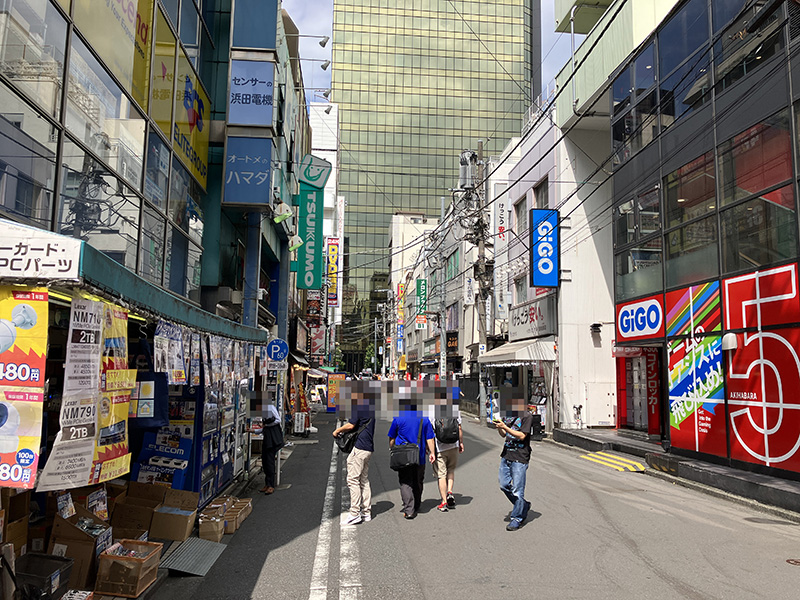 <a href="/shop/at/hamadadenki.html">浜田電機</a>や<a href="/shop/at/99honten.html">ツクモパソコン本店</a>が営業する通りの様子（9月12日(火)に撮影）