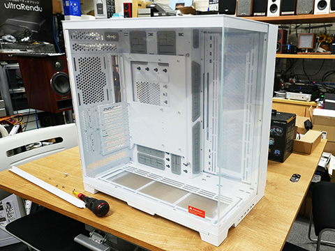 ピラーレス構造のPCケース「O11D EVO XL」が発売、拡張性が更に向上