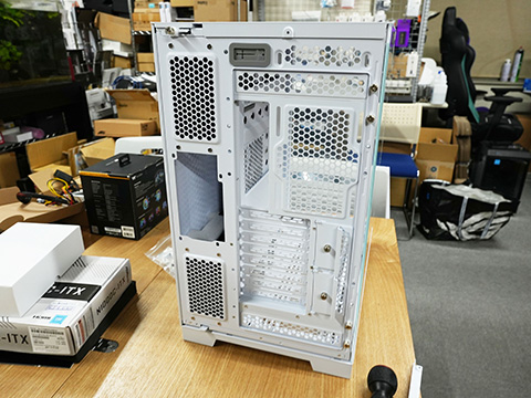 ピラーレス構造のPCケース「O11D EVO XL」が発売、拡張性が更に向上