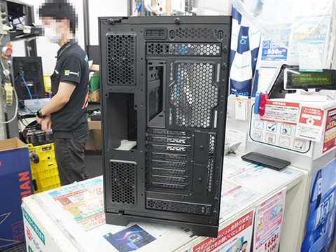 ピラーレス構造のPCケース「O11D EVO XL」が発売、拡張性が更に向上