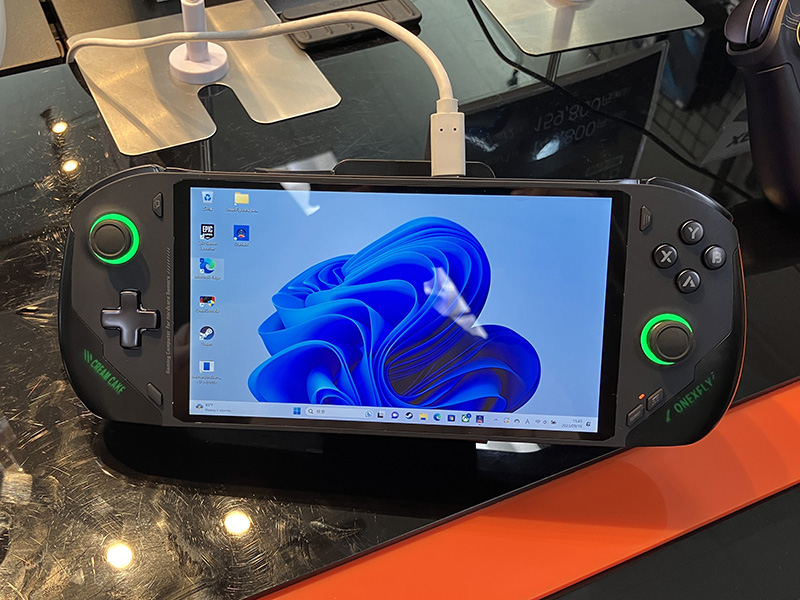 「ONEXFLY」のプロトタイプ（<a href="https://www.high-beam.shop/" class="deliver_inner_content i">ハイビーム 秋葉原本店</a>によると製品版とはデザインが異なる場合があるとのこと）