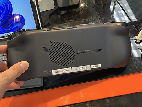 Ryzen 7 7840U+32GBメモリ搭載のポータブルゲーミングPC「ONEXFLY」の