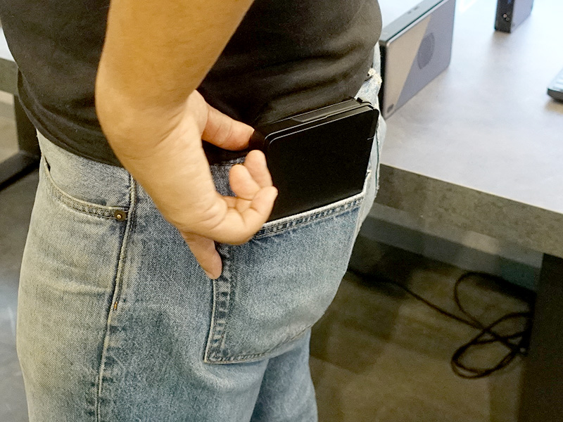 ジーンズのポケットに無理せず入る大きさ