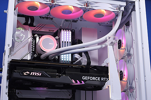 ハイエンドパーツもしっかり冷える真っ白なPCケース「MSI MPG GUNGNIR