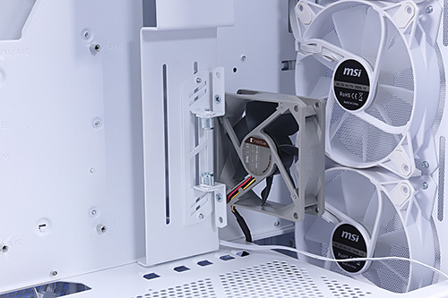 ハイエンドパーツもしっかり冷える真っ白なPCケース「MSI MPG GUNGNIR
