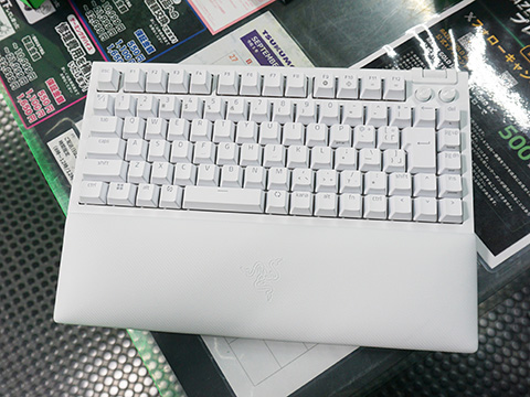 ホットスワップ対応のゲーミングキーボード「Razer BlackWidow V4 75