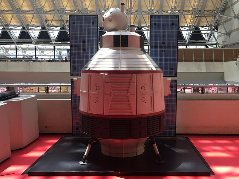 タイムマシンの展示 STEINS;GATE©MAGES./NITRO PLUS, 秋葉原ラジオ会館©秋葉原ラジオ会館