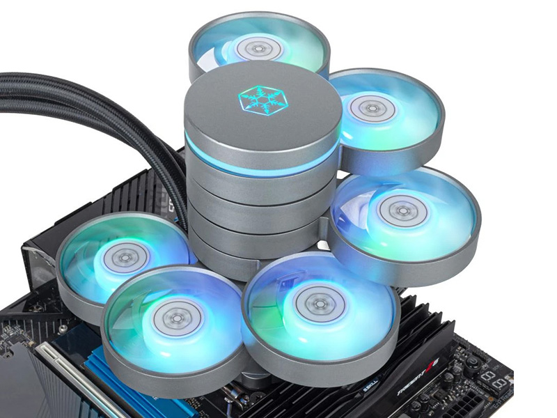 別売りオプションファン「IMF70-ARGB」を装着した様子