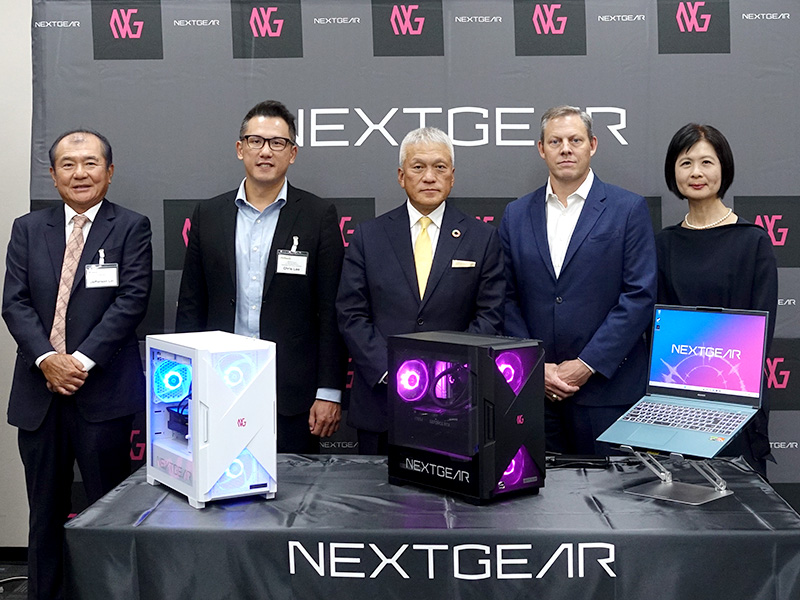 左からJefferson Lin氏(Chairman, Linkworld Electronic)、Chris Lee氏(Motherboard & Gaming Monitor Business Unit Vice President, ASRock)、小松永門氏(株式会社マウスコンピューター 代表取締役社長)、David McAfee氏(Corporate Vice President and General Manager, AMD)、Rachel Chen氏(Sr. Vice President of Notebook ODM BU, Uniwill Technology)