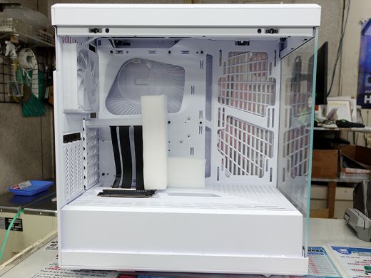 2面パノラマ設計のPCケース「HYTE Y40」にホワイト一色の限定