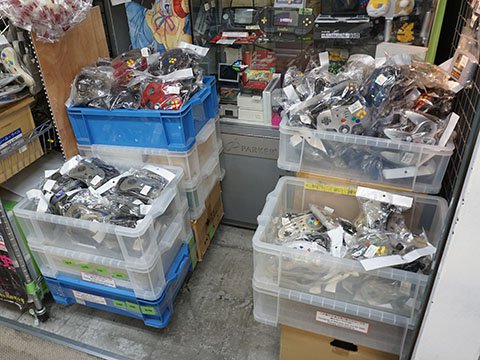 レトロゲーム機のコントローラーや初代ファミコンの“フタ”など、家電の