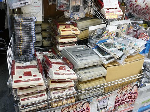 レトロゲーム機のコントローラーや初代ファミコンの“フタ”など、家電の
