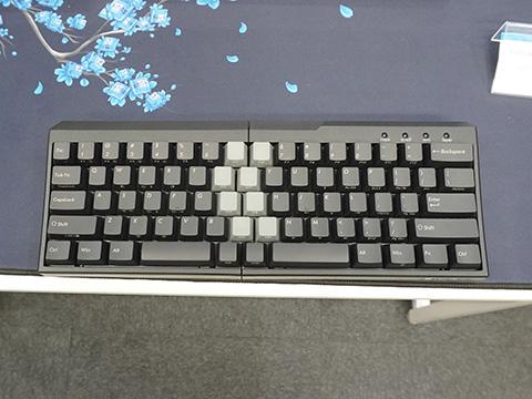 70%タイプの左右分割型キーボード「Majestouch Xacro M10SP」の実機