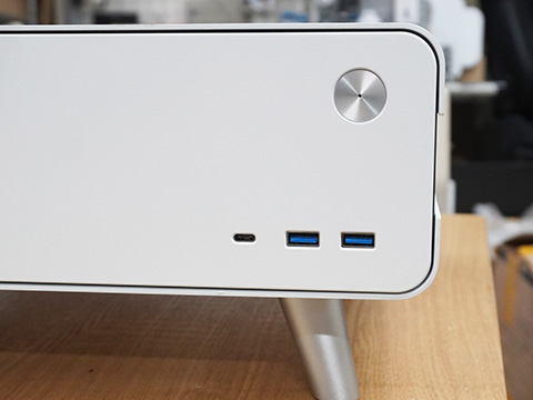 上部に液晶モニターが設置できるPCケース「RAIJINTEK PAN SLIM
