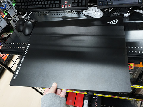 ASUS ROGブランド初の強化ガラス製大判マウスパッド「ROG
