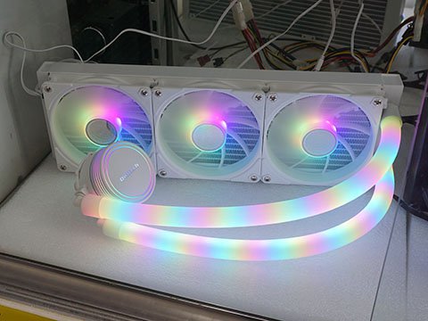 モジュール構成のPCケース「ModFree」、チューブも光る水冷クーラー