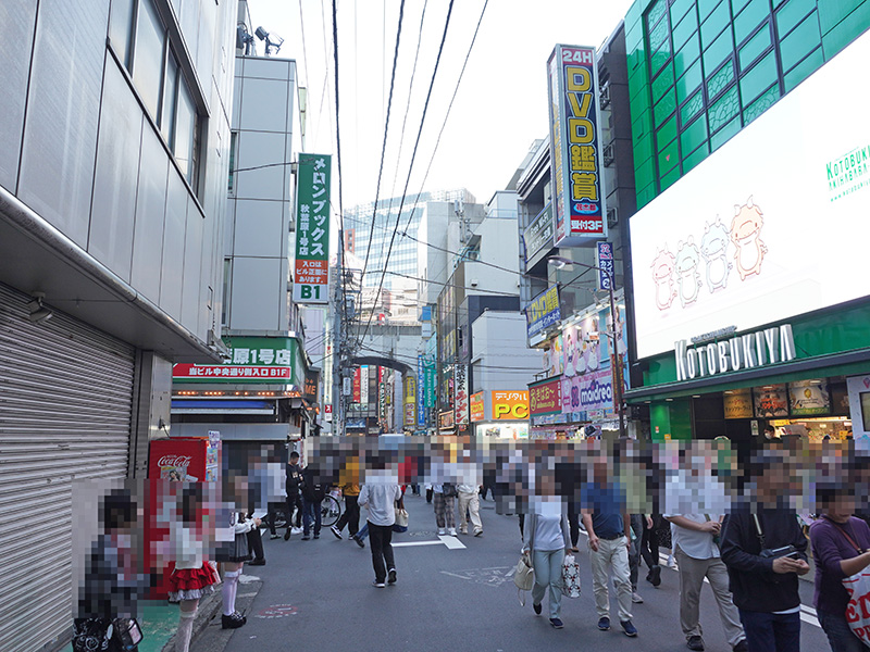 <a href="/shop/at/99honten.html">ツクモパソコン本店</a>や<a href="https://akiba-pc.watch.impress.co.jp/shop/at/iosysomote.html" class="deliver_inner_content i">イオシス アキバ路地オモテ店</a>が営業する通りの写真（11月3日(金)に撮影）