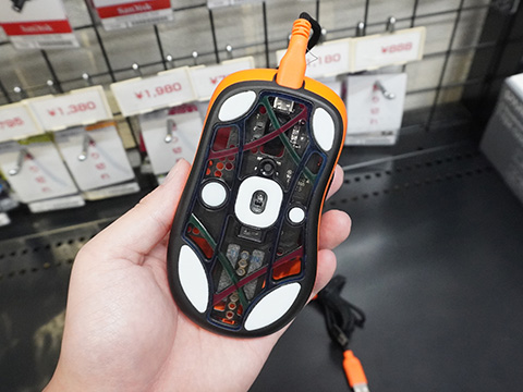 オレンジ色のゲーミングマウス「Fnatic x Lamzu Thorn 4K