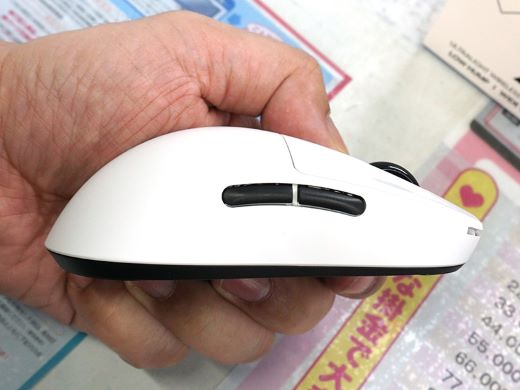 左右対称/両利きデザインのコンパクトなワイヤレスゲーミングマウス