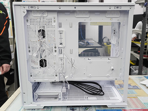 Zalman P30 WHITE V2 PCケース ピラーレス ZALMAN社製、2面に強化ガラスパネルを採用したピラーレス