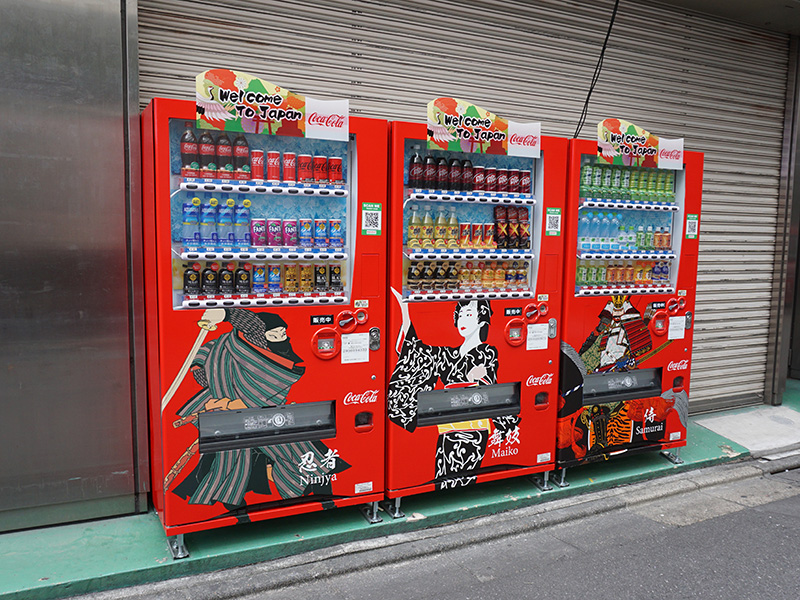 忍者・舞妓・侍が描かれた自動販売機が設置中