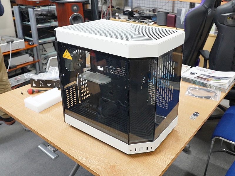 <a href="https://akiba-pc.watch.impress.co.jp/docs/news/news/1405151.html" class="deliver_inner_content i">HYTE Y60</a>