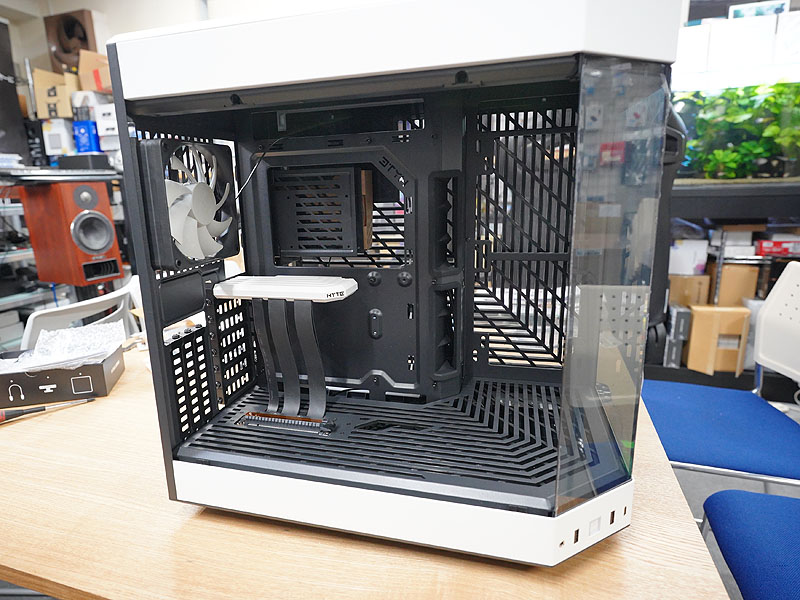 <a href="https://akiba-pc.watch.impress.co.jp/docs/news/news/1405151.html" class="deliver_inner_content i">HYTE Y60</a>