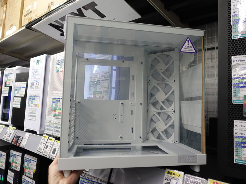 <a href="https://akiba-pc.watch.impress.co.jp/docs/news/news/1545421.html" class="deliver_inner_content i">NZXT H6 Flow</a>