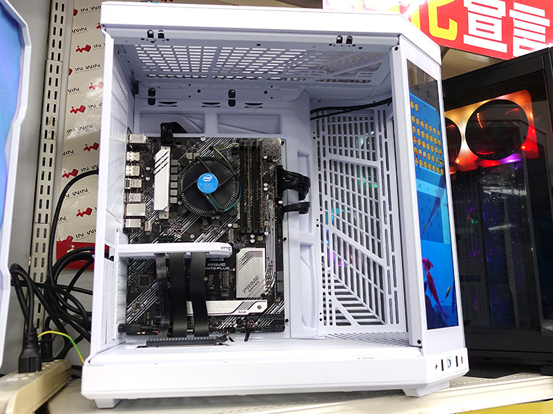 <a href="https://akiba-pc.watch.impress.co.jp/docs/news/news/1550490.html" class="deliver_inner_content i">HYTE Y70 Touch</a>