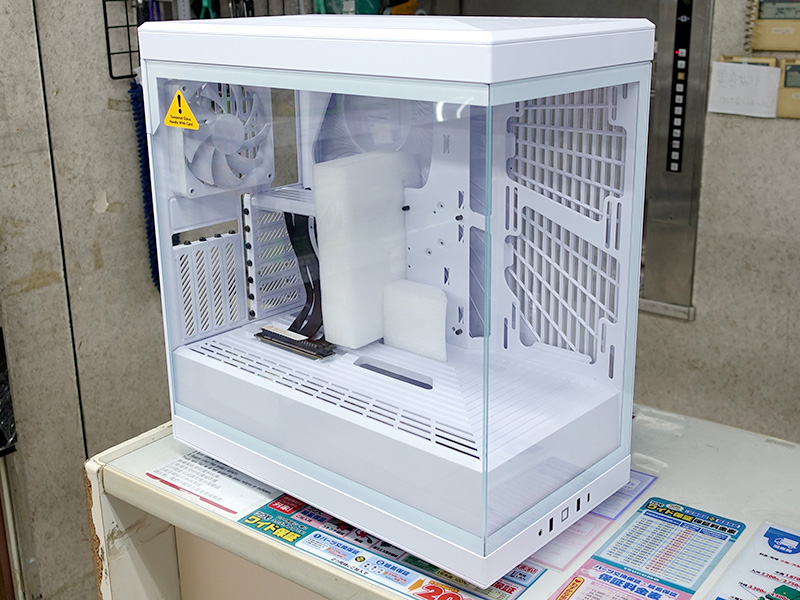 <a href="https://akiba-pc.watch.impress.co.jp/docs/news/news/1541946.html" class="deliver_inner_content i">HYTE Y40</a>