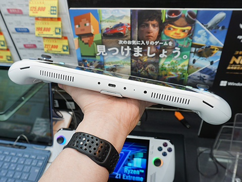 8.4インチの大画面、携帯ゲーミングPC「AYANEO KUN」が発売